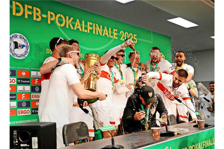 Nasses Vergnügen: Bierdusche für VfB-Trainer Sebastian Hoeneß