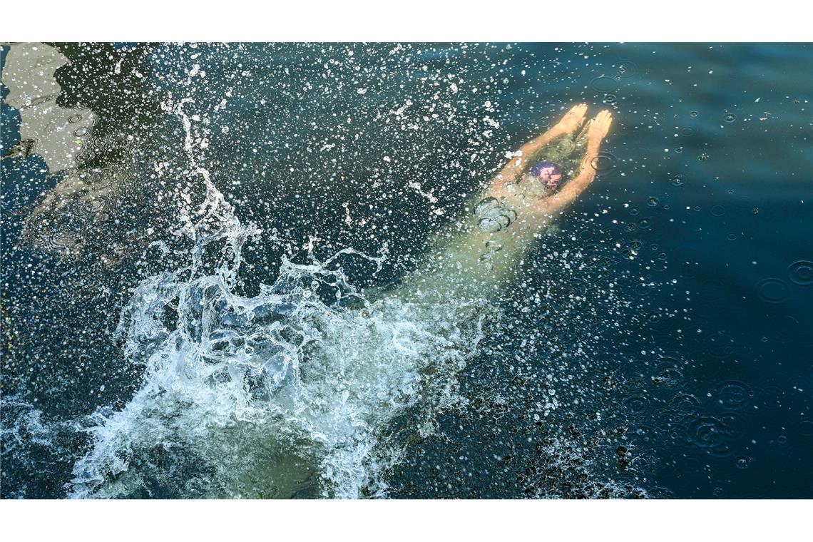 Bilder des Tages Nassforscher Protest: Ein Teilnehmer einer Schwimmdemo gegen das Badeverbot in der Spree in Berlin springt ins Wasser der Spree.