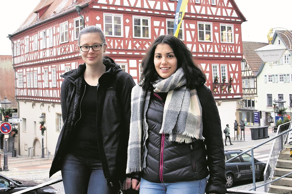 „Es lohnt sich, sich für etwas einzusetzen“ Natalia Grabke (links) und Selina Häußer vor dem Rathaus in Backnang bei ihrem Amtsantritt vor zwei Jahren. Archivfoto: T. Sellmaier