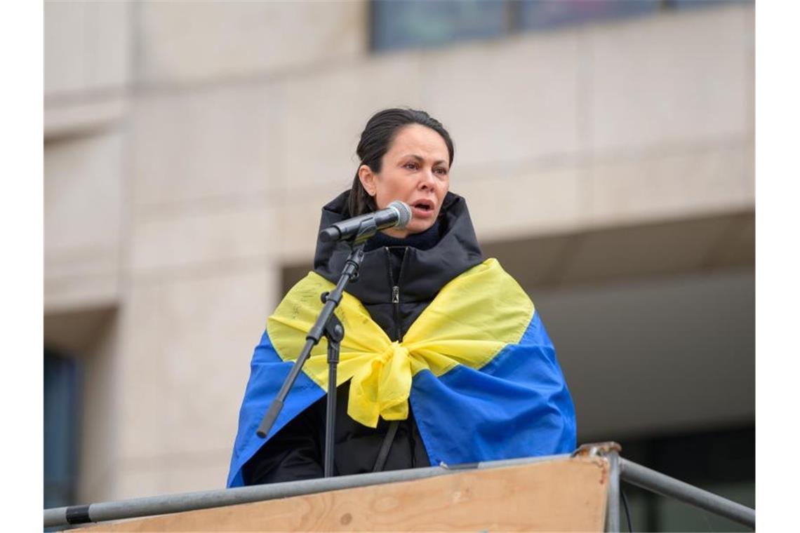 Erneut große Proteste gegen Ukraine-Krieg Natalia Klitschko spricht bei der Auftaktkundgebung bei der Demonstration in Hamburg. Foto: Jonas Walzberg/dpa