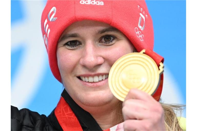 Natalie Geisenberger mit ihrer Goldmedaille. Foto: Robert Michael/dpa-Zentralbild/dpa