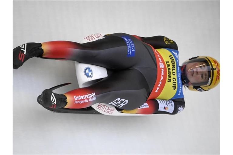 Natalie Geisenberger rast auf dem Einsitzer in Sigulda durch den Eiskanal. Foto: Roman Koksarov/AP/dpa