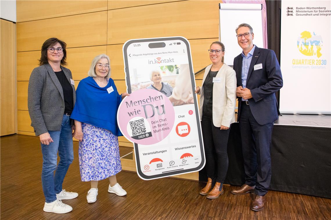 Natascha Bobleter (Diakonie), Waltraud Bühl (Kreisseniorenrat) und Annalena Lindner (Ministerium für Soziales) mit Landrat Richard Sigel (von links). Foto: Benjamin Beytekin