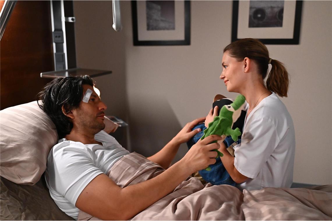 Nathalie (Amrei Haardt) ist Maximilian (Francisco Medina) für Diegos Rettung unendlich dankbar.