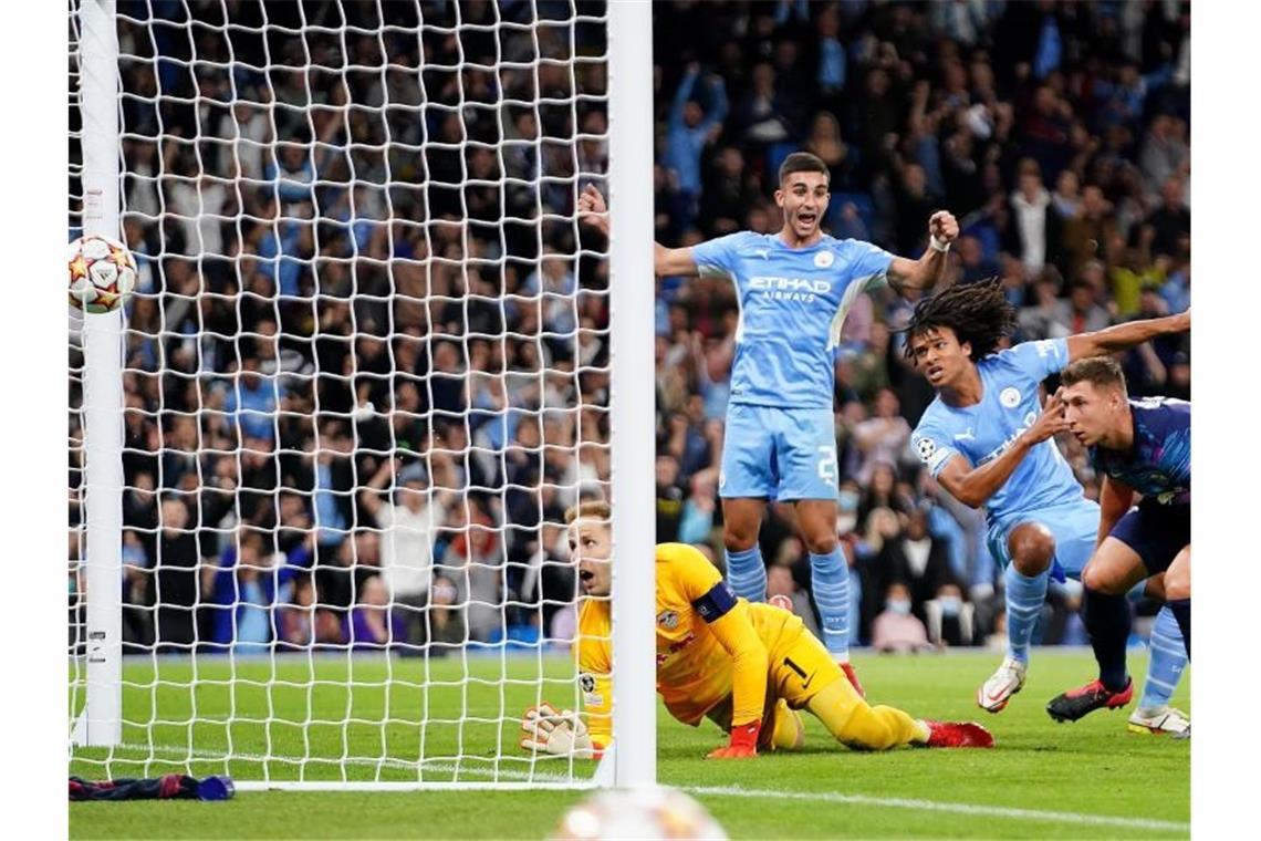 Nathan Aké (2.v.r) köpfte zur Führung für Man City ein. Foto: Zac Goodwin/Press Association/dpa