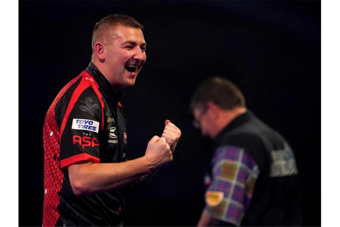 Darts-Youngsters bei WM heiß auf Titel und Geld Nathan Aspinall beeindruckte bei der Darts-WM mit seinem Sieg gegen Gary Anderson. Foto: Tess Derry/PA Wire/dpa