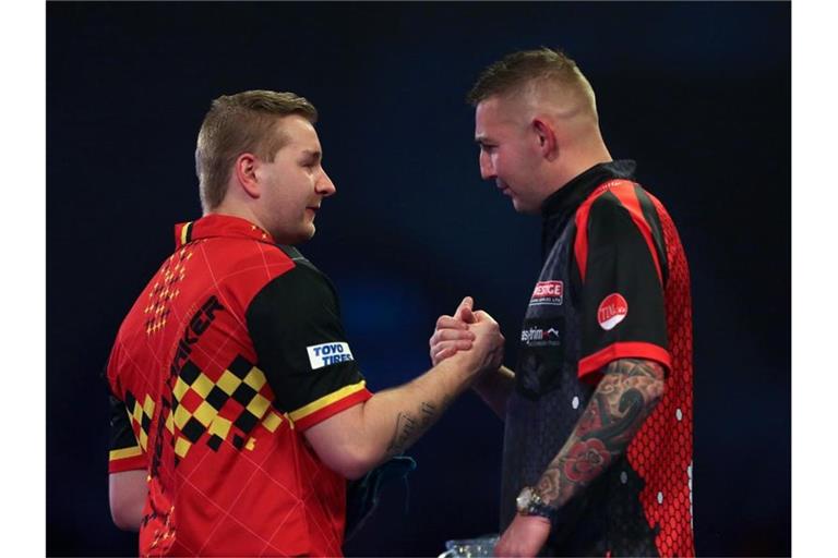 Nathan Aspinall (r) konnte sich gegen Dimitri Van den Bergh durchsetzen. Foto: Steven Paston/PA Wire/dpa