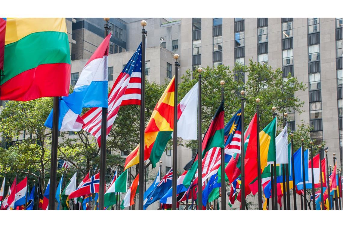 Was Nationalhymen über Völker verraten Nationaflaggen vor dem UN-Hauptgebäude in New York.
