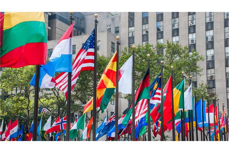 Nationaflaggen vor dem UN-Hauptgebäude in New York.