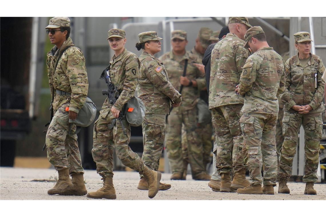 Nationalgardisten aus Texas sind nach Illinois gereist. Ob sie dort auch zum Einsatz kommen, ist unklar.