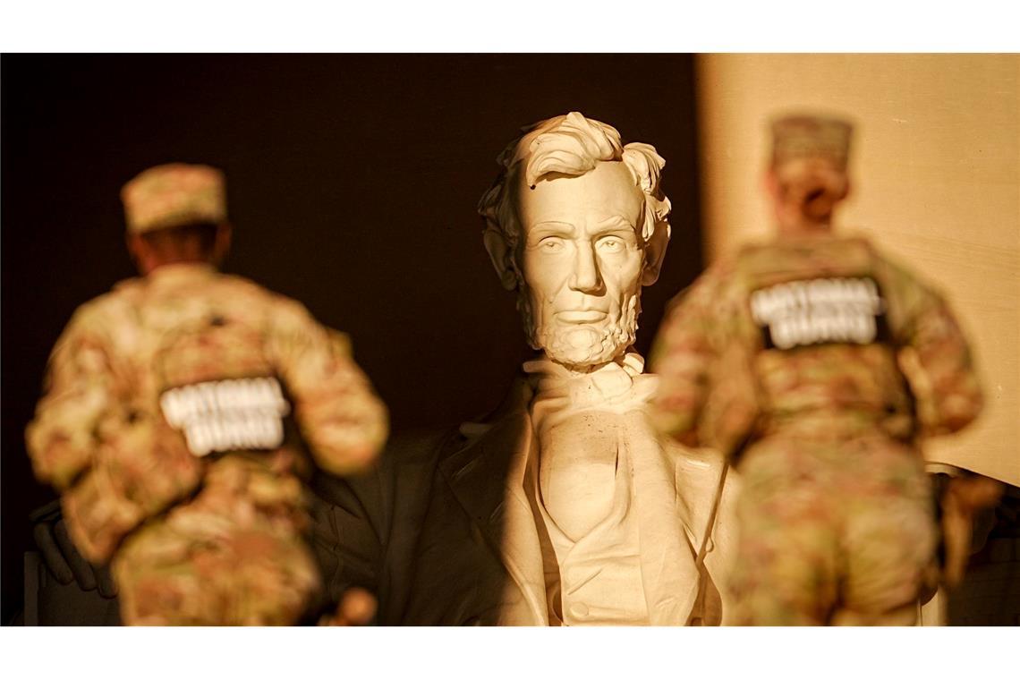 Nationalgardisten im Morgengrauen am Lincoln Memorial