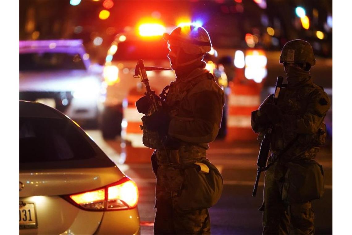 Nationalgardisten patrouillieren an einer Straßensperrung nahe dem Kapitol. Foto: Matt Slocum/AP/dpa