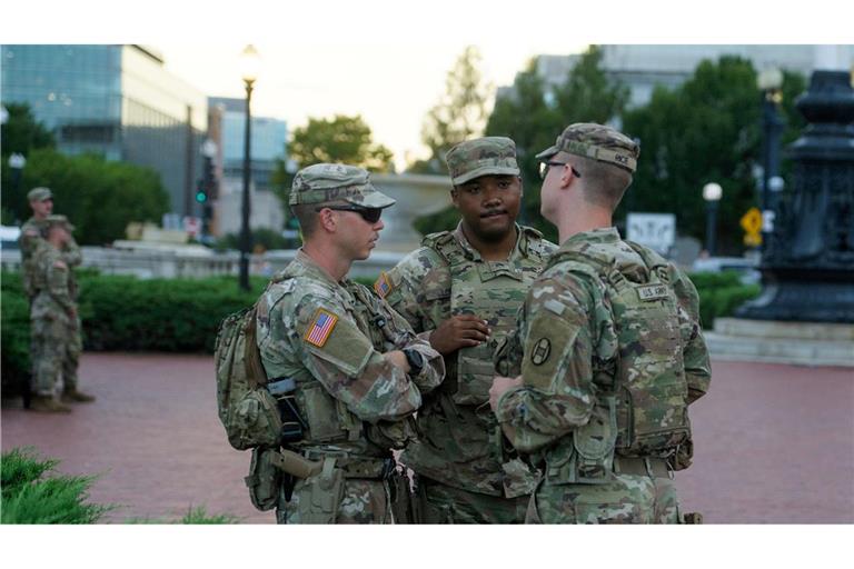 Nationalgardisten tragen nun auch Waffen in Washington.