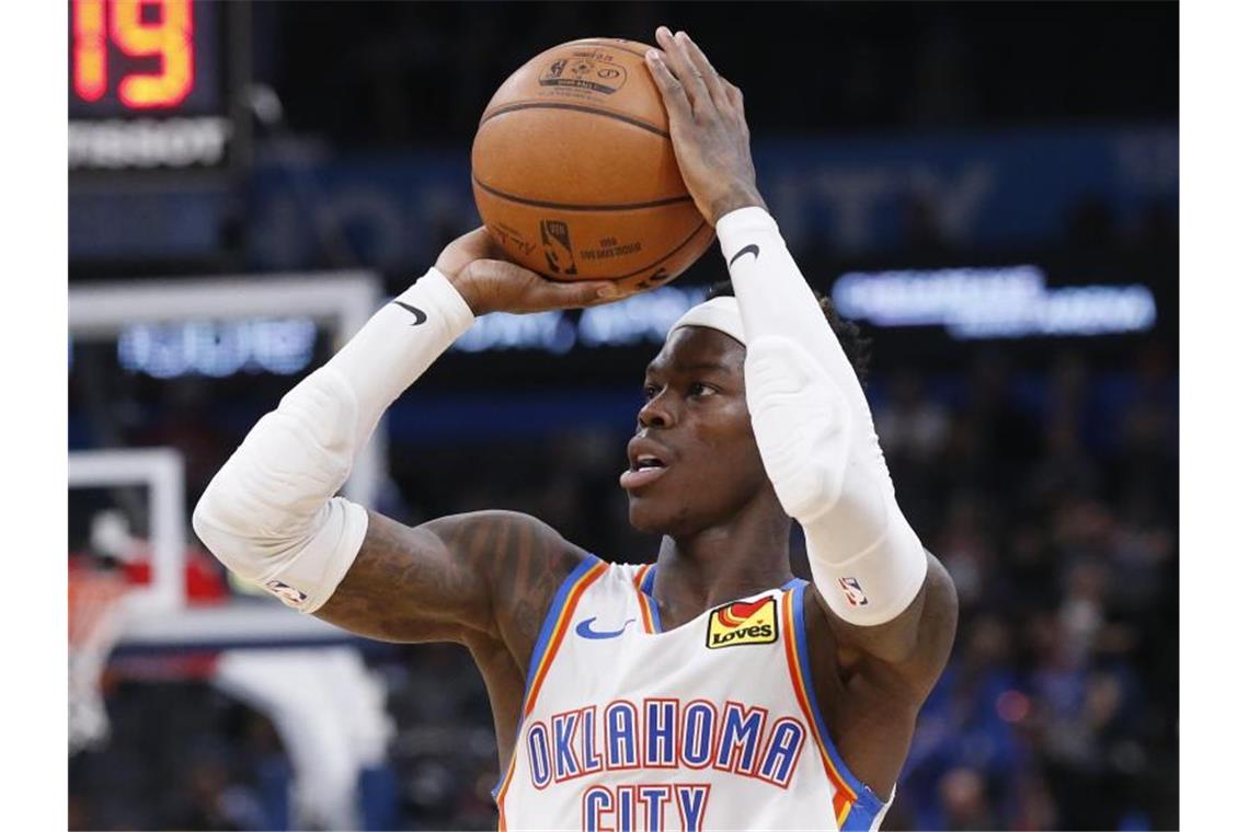 Nationalspieler Dennis Schröder steht noch bei Oklahoma City Thunder unter Vertrag. Foto: Sue Ogrocki/AP/dpa