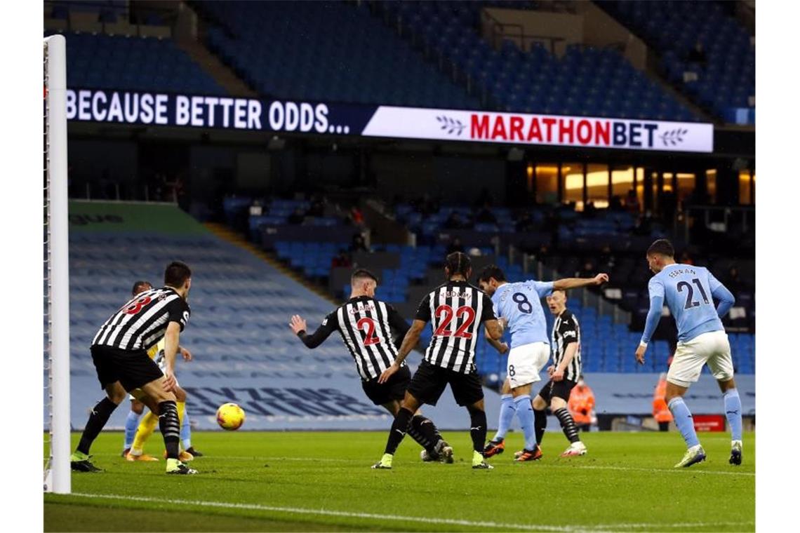 Boxing Day: Chelsea verliert - Manchester United nur Remis Nationalspieler Ilkay Gündogan (3.v.r) schießt den Ball zur Führung ins Tor. Foto: Jason Cairnduff/PA Wire/dpa