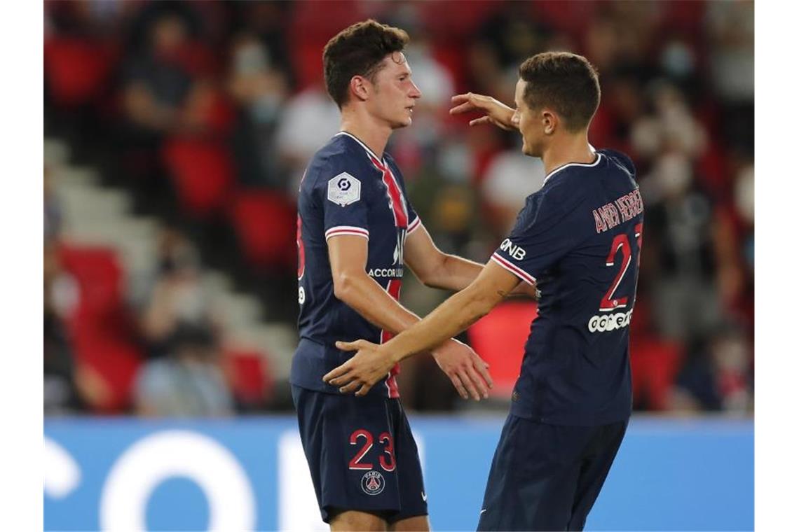 Nationalspieler Julian Draxler (l) von Paris Saint-Germain rettet sein Team mit dem späten Treffer. Foto: Francois Mori/AP/dpa