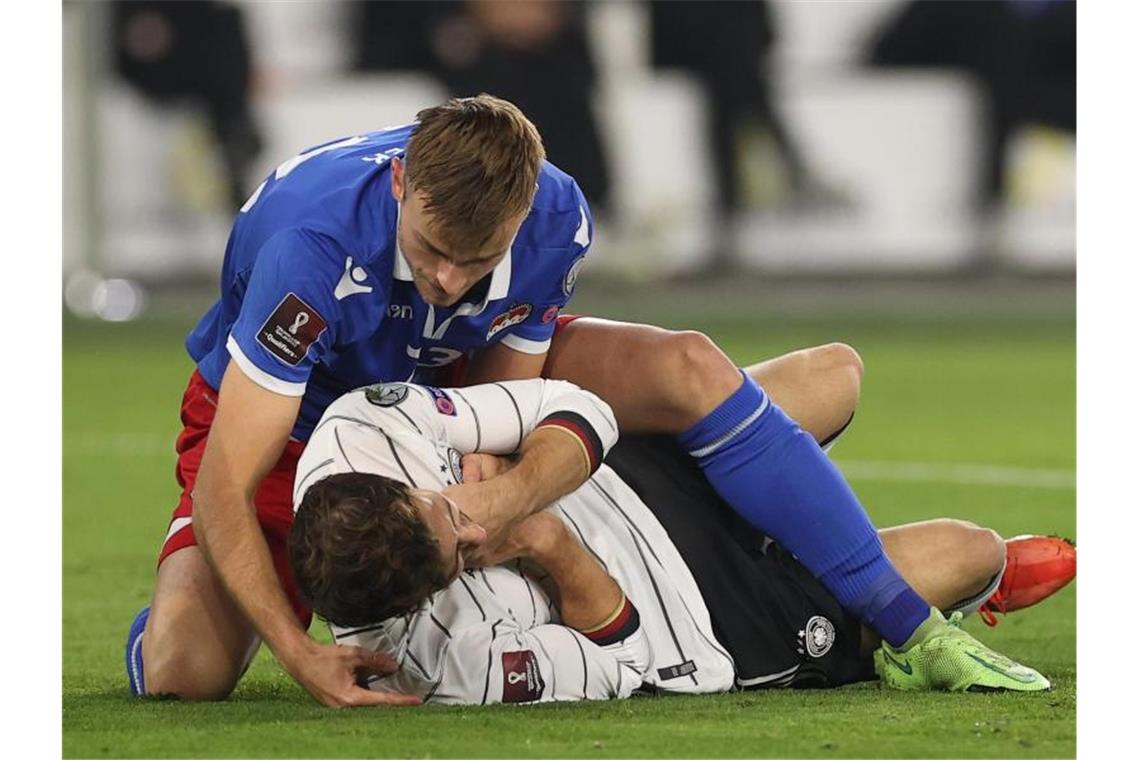 DFB-Team ohne Quintett nach Eriwan - Goretzka mit Prellung Nationalspieler Leon Goretzka (r) erlitt gegen Liechtenstein eine Prellung im Kopf-Hals-Bereich. Foto: Christian Charisius/dpa