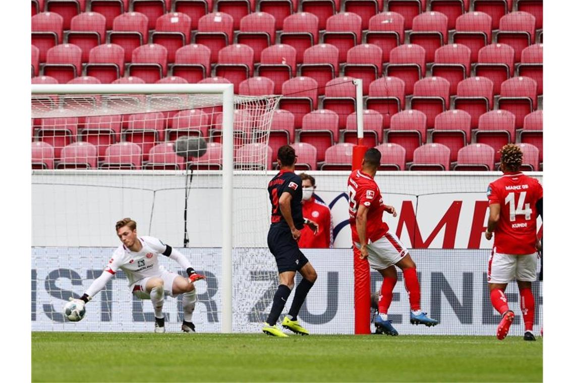 Dreierpack von Werner: Leipzig schießt Mainz erneut ab Nationalspieler Timo Werner (r) eröffnete den Leipziger Torreigen in Mainz. Foto: Kai Pfaffenbach/Reuters-Pool/dpa