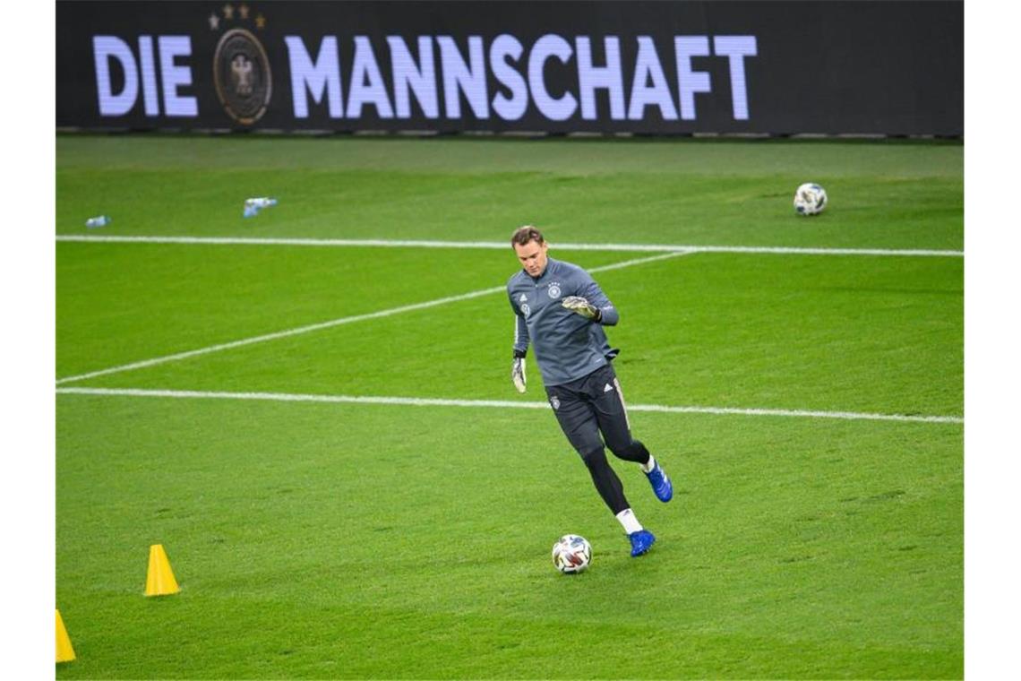 Nationaltorwart Manuel Neuer würde sich in Leipzig einen Eintrag in die DFB-Geschichtsbücher sichern. Foto: Robert Michael/dpa-Zentralbild/dpa