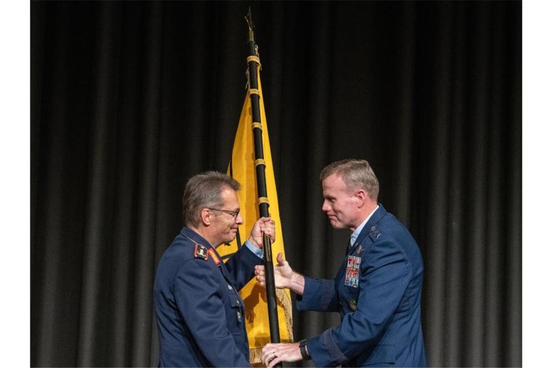 Aufbau des Nato-Unterstützungskommandos in Ulm beendet NATO-Befehlshaber General Tod D. Wolters (r), überreicht Kommandeur Jürgen Knappe eine Kommandofahne. Foto: Stefan Puchner/dpa
