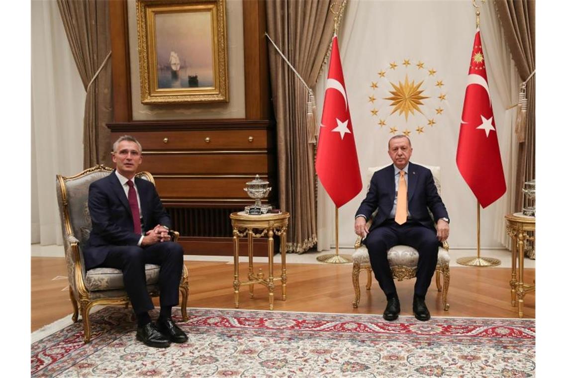 Konflikt in Berg-Karabach fordert immer mehr Todesopfer Nato-Generalsekretär Jens Stoltenberg (l) ist für Gespräche mit dem türkischen Staatspräsidenten Recep Tayyip Erdogan und Ministern seines Kabinetts nach Ankara gereist. Foto: Uncredited/Turkish Presidency/AP/dpa
