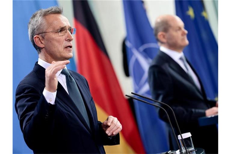 Nato-Generalsekretär Jens Stoltenberg (l) und Bundeskanzler Olaf Scholz bei ihrer Pressekonferenz im Kanzleramt. Foto: Hannibal Hanschke/Reuters/Pool/dpa