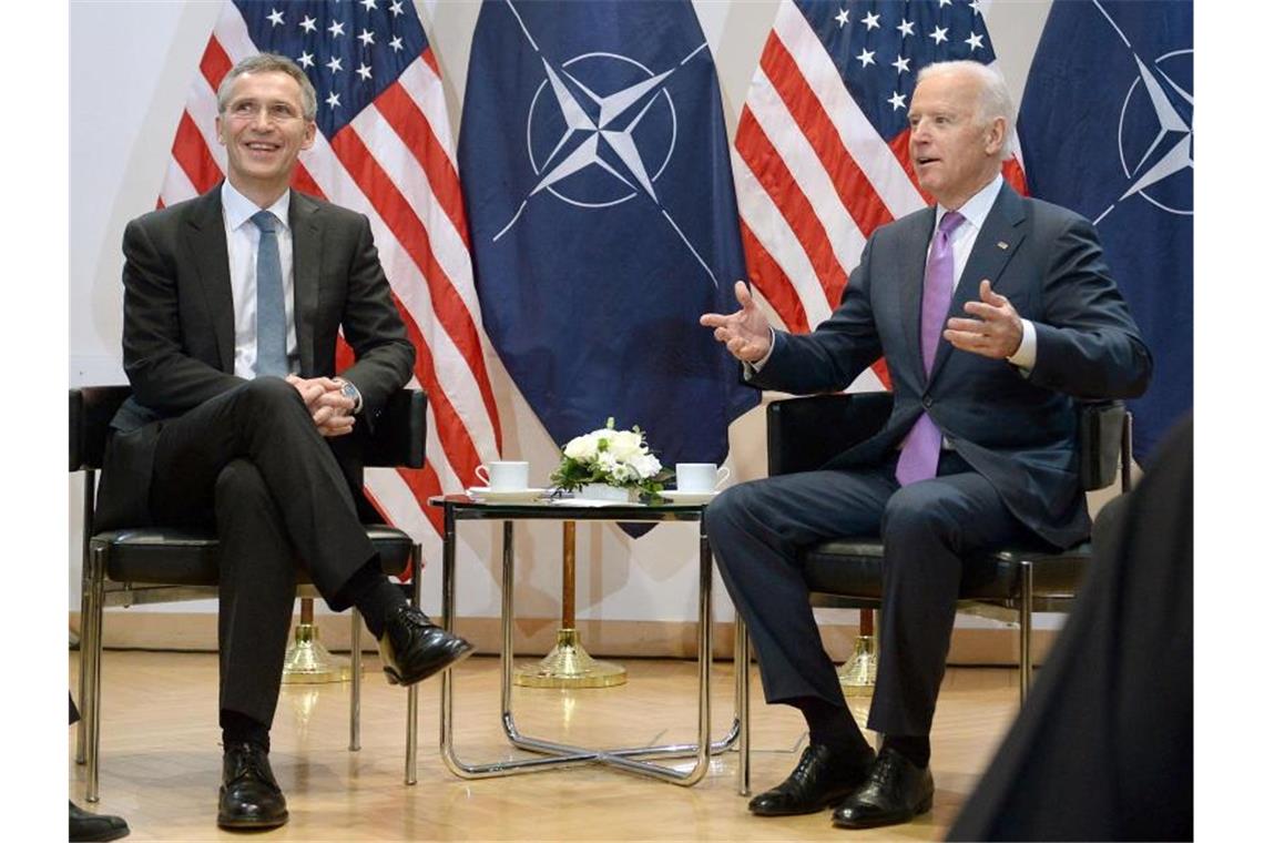 Nato-Generalsekretär Jens Stoltenberg (l) und der damalige US-Vizepräsident Joe Biden bei einem Treffen im Rahmen der 51. Münchener Sicherheitskonferenz im Februar 2015. Foto: picture alliance / dpa