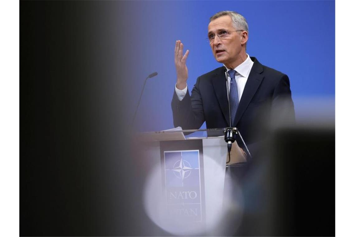 Nato will Überschwappen des Ukraine-Kriegs verhindern Nato-Generalsekretär Jens Stoltenberg leitete den Sondergipfel der Staats- und Regierungschefs der Nato-Staaten. Foto: Olivier Matthys/AP/dpa