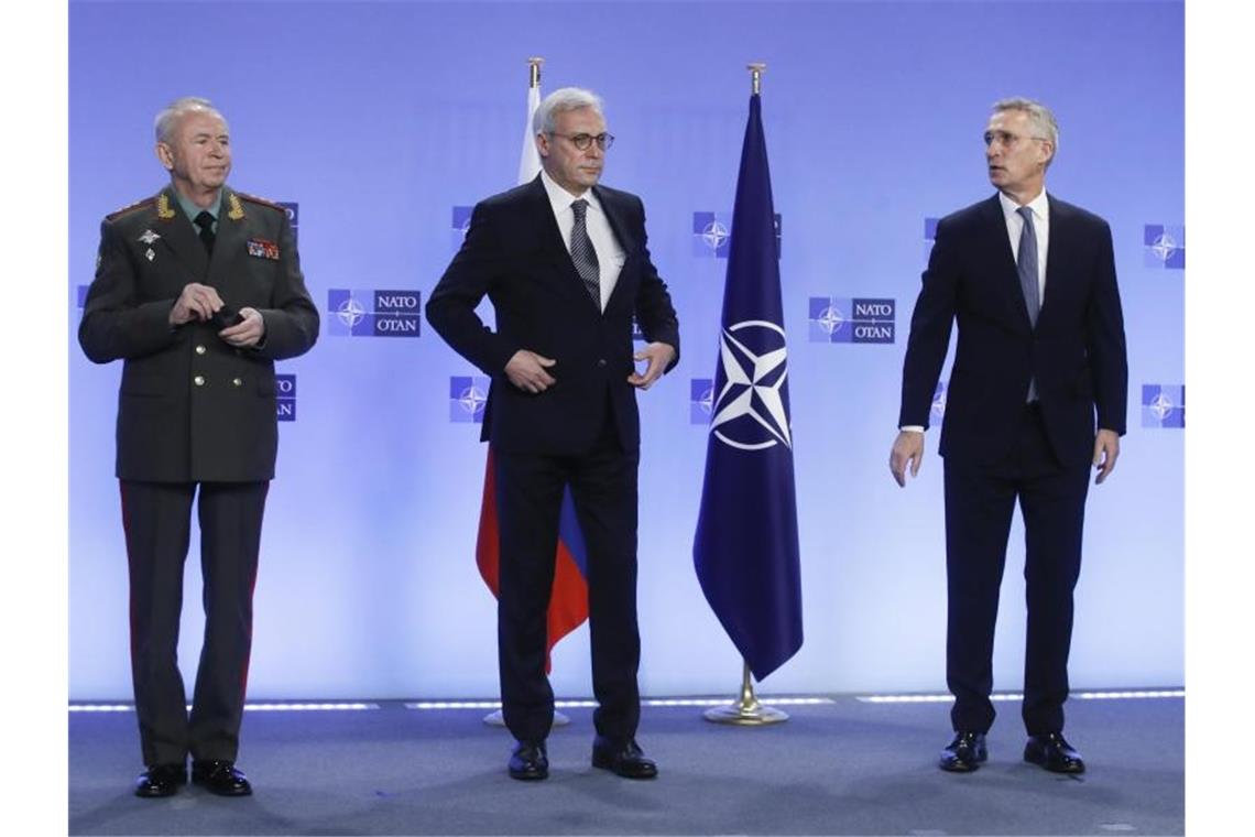Nato-Russland-Rat endet ohne konkrete Annäherung Nato-Generalsekretär Jens Stoltenberg (r) begrüßt den stellvertretenden russischen Außenminister Alexander Gruschko (M) und den stellvertretenden russischen Verteidigungsminister Alexander Fomin in Brüssel. Foto: Olivier Hoslet/Pool EPA/AP/dpa
