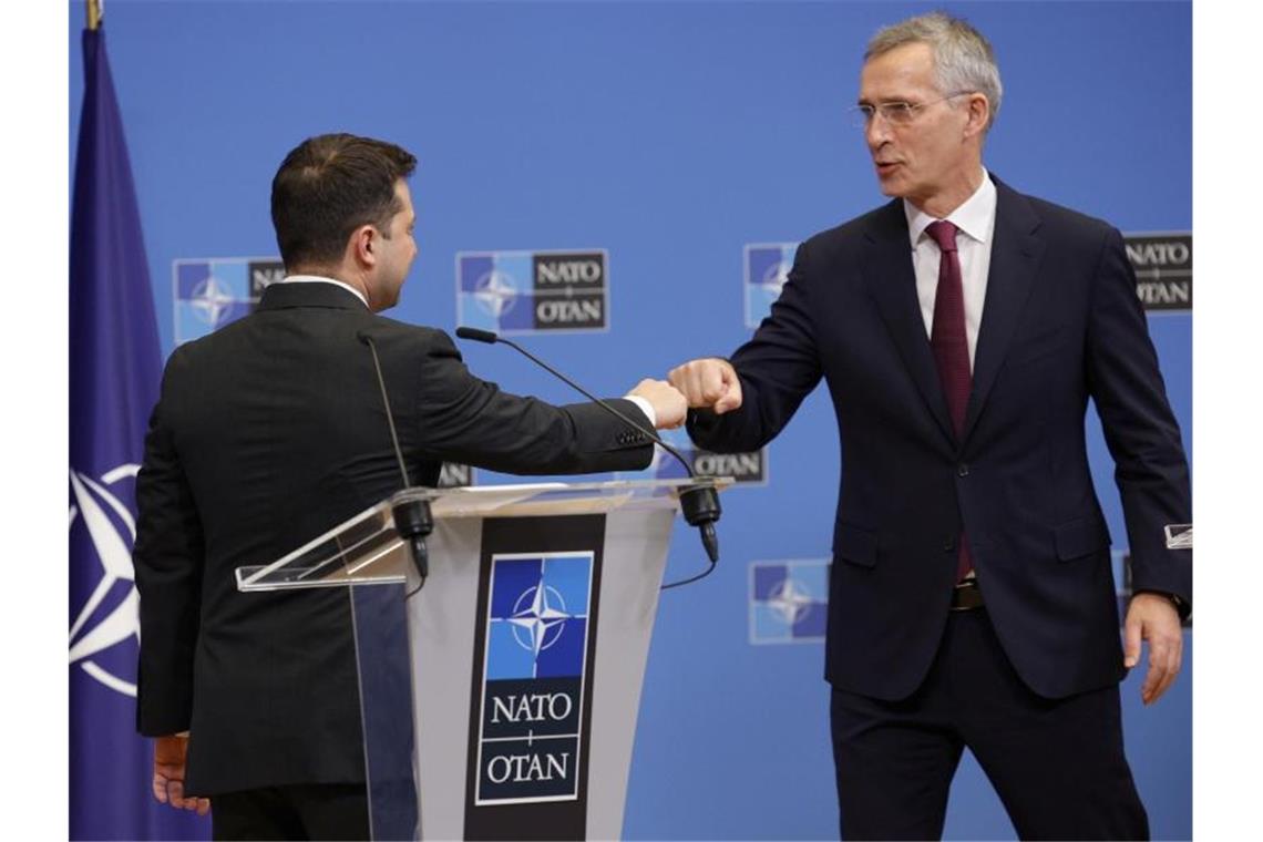Nato-Staaten beraten über Russlands Forderungen Nato-Generalsekretär Jens Stoltenberg (r) und Wolodymyr Selenskyj, Präsident der Ukraine, nach einer Pressekonferenz im Nato-Hauptquartier. Foto: Olivier Matthys/AP/dpa