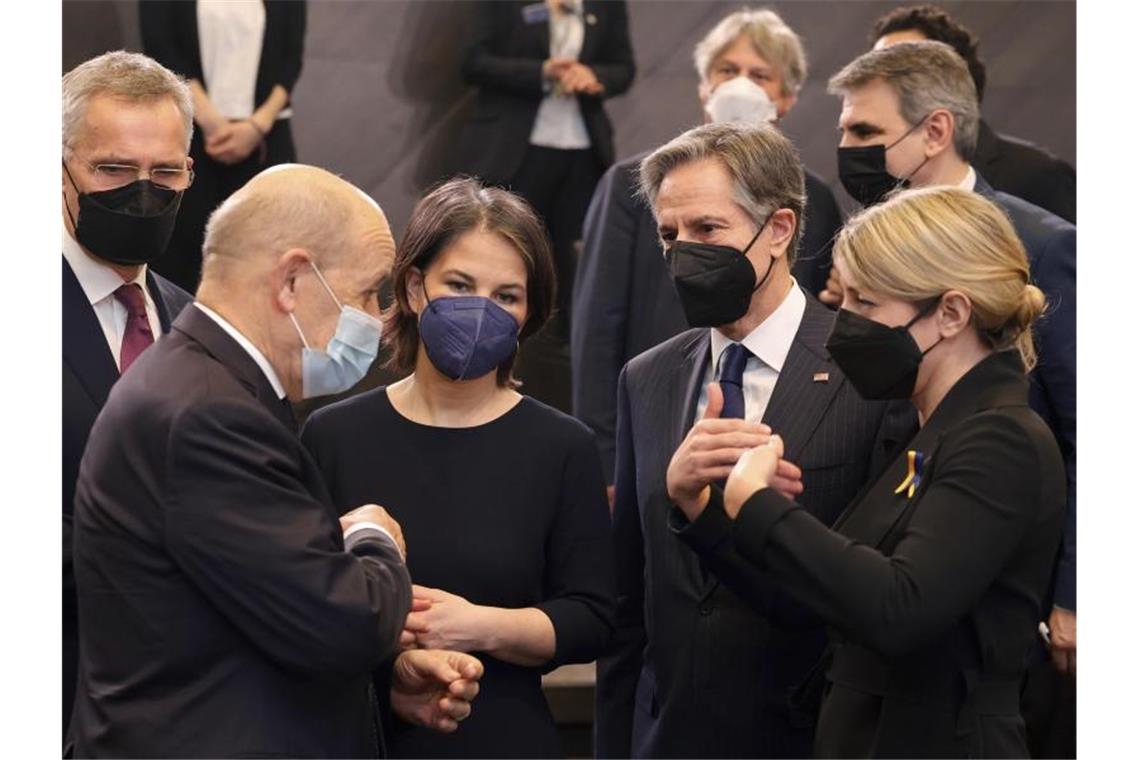 Nato beobachtet Einsatz von Streubomben Nato-Generalsekretär Jens Stoltenberg zusammen mit den Außenministern Jean-Yves Le Drian, Annalena Baerbock, Antony Blinken und Melanie Joly im Nato-Hauptquartier in Brüssel. Foto: Olivier Matthys/AP/dpa