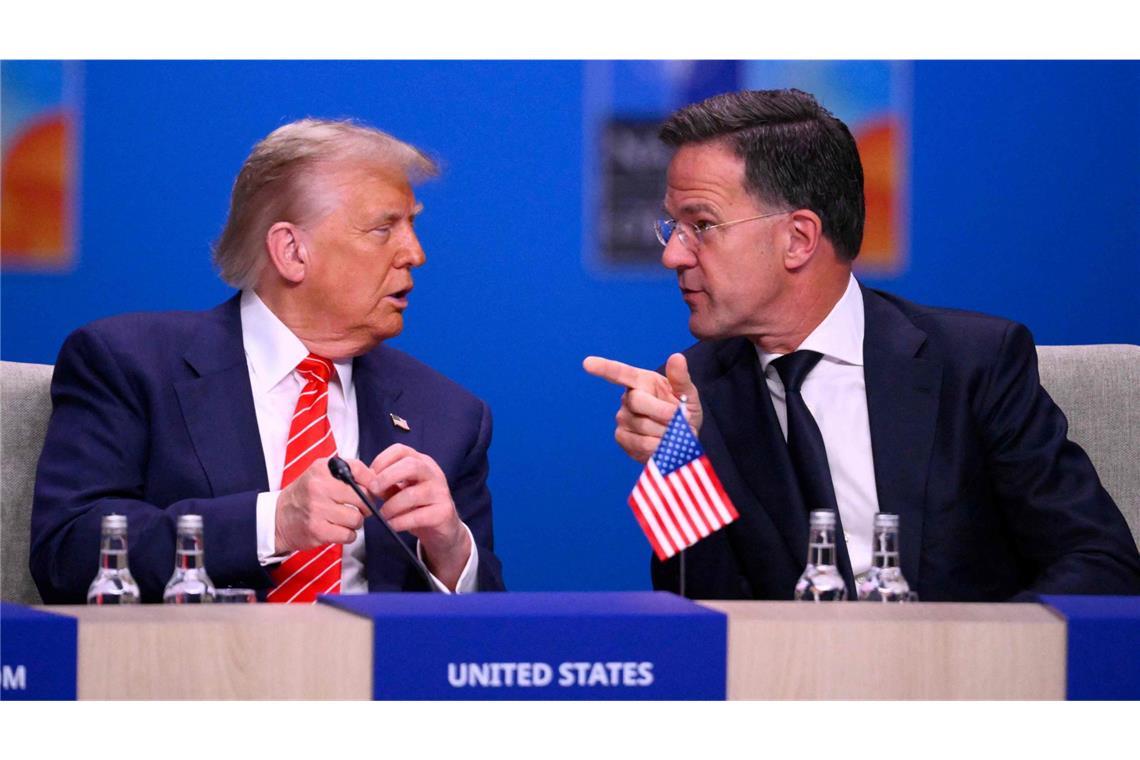 Anbiederung mit System Nato-Generalsekretär Mark Rutte (rechts) hat sich vor dem Gipfel in Den Haag mit einer umstrittenen SMS Donald Trump angebiedert.