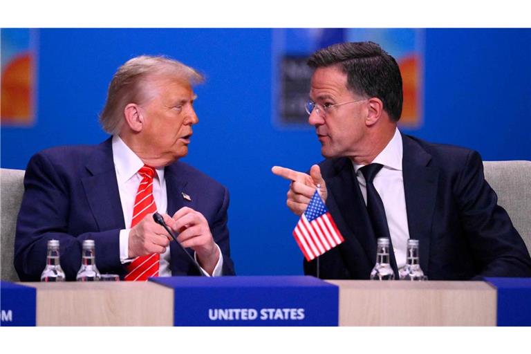 Nato-Generalsekretär Mark Rutte (rechts) hat sich vor dem Gipfel in Den Haag mit einer umstrittenen SMS Donald Trump angebiedert.