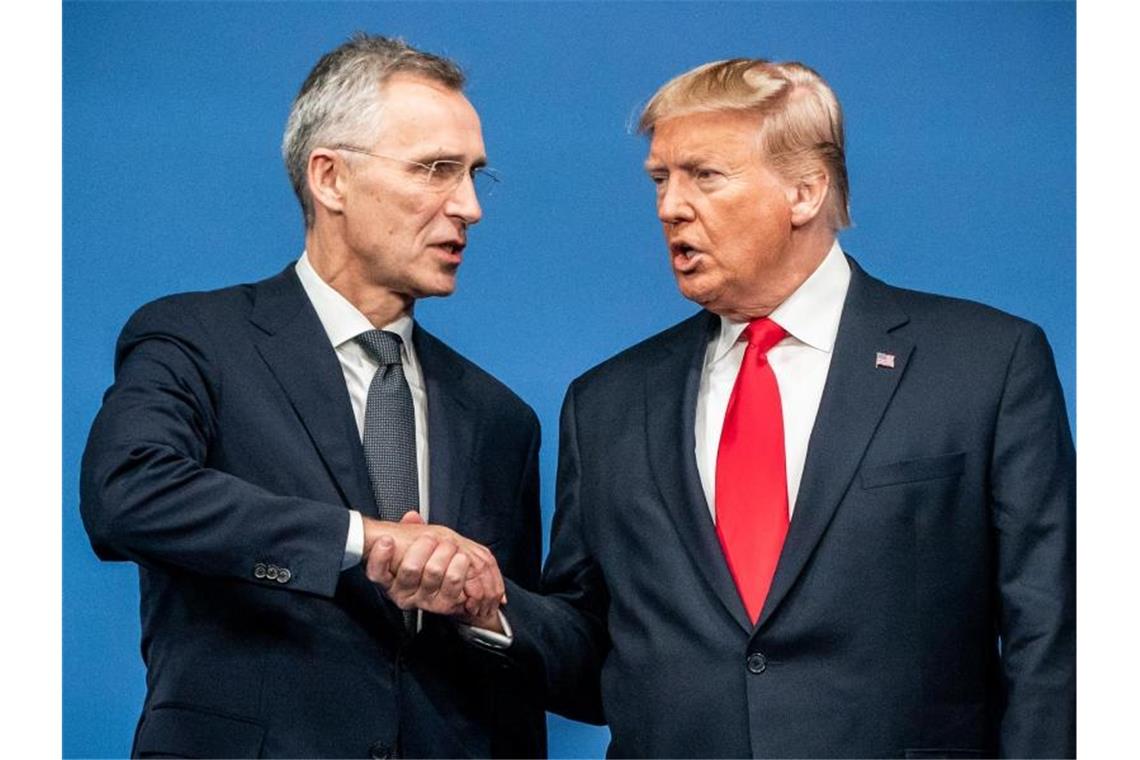 Nato-Generalsekretär Stoltenberg und US-Präsident Trump beim Gipfel in Großbritannien. Foto: Michael Kappeler/dpa