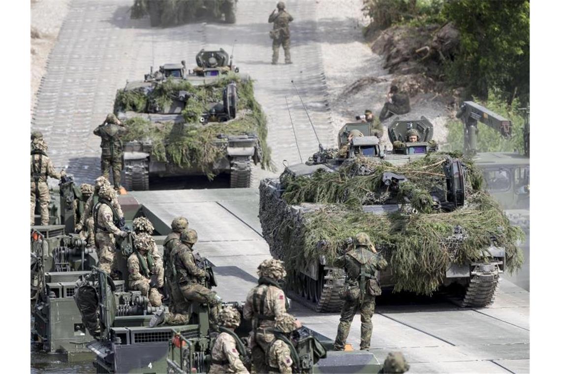 Nato-Truppen bei einem Manöver Litauen. Foto: Mindaugas Kulbis/AP/dpa