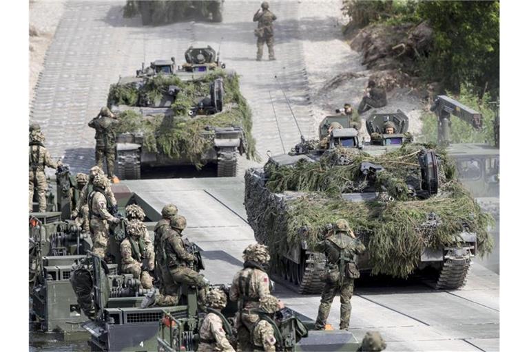 Nato-Truppen bei einem Manöver Litauen. Foto: Mindaugas Kulbis/AP/dpa