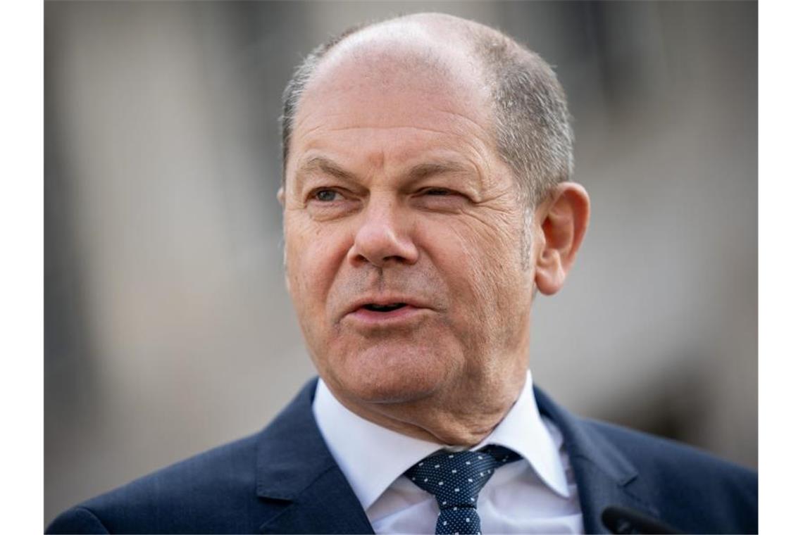 „Natürlich schauen wir genau, ob und wo wir gezielt weitere Hilfen benötigen. Wir haben vor allem jene Branchen im Blick, für die es noch nicht so schnell wieder losgeht“, sagt Scholz. Foto: Michael Kappeler/dpa