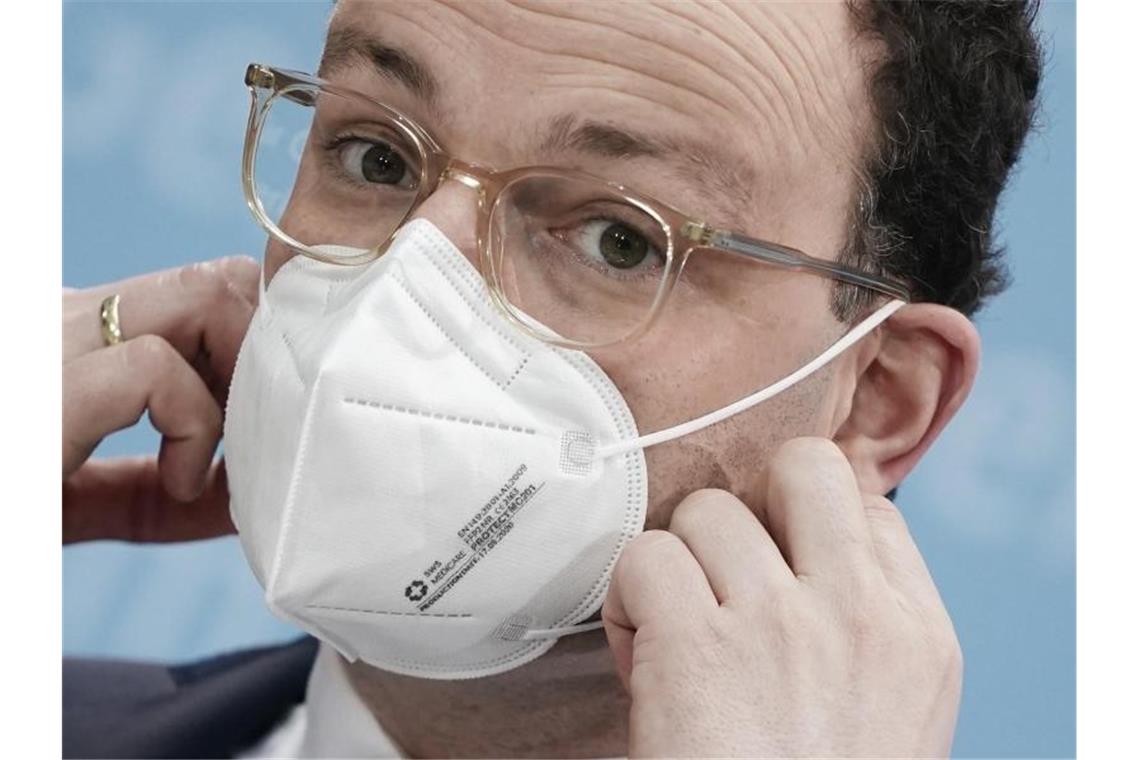 „Natürlich wäre es ehrlicher gewesen, Gesundheitsminister Jens Spahn und andere Politiker hätten im Frühjahr 2020 gesagt: „Ja, Masken können schützen, aber wir haben im Moment nicht genug davon“, sagt der Rhetorik-Profi Jörg Abromeit. Foto: Michael Kappeler/dpa