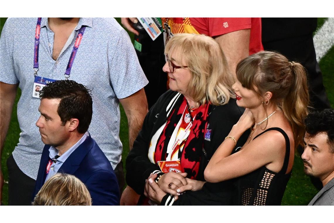 Natürlich war auch Travis Kelces Mutter Donna im Stadion – die Mutter zweier NFL-Spieler ist in den USA selbst ein Star.