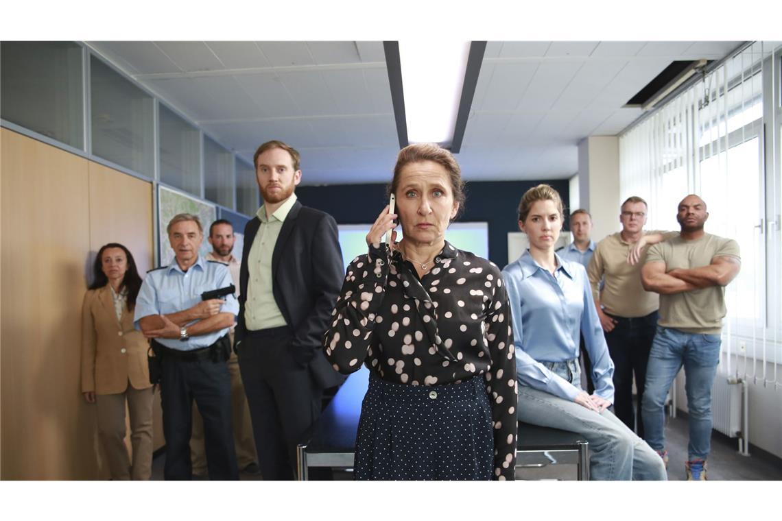 Natürlich wird im Team gefahndet. Vorne, v.l.n.r.:  Staatsanwalt Froese (Wolf Danny Homann), Magda Wächter (Barbara Phillip) und Kriminalassistentin (Stefanie Wemeling).