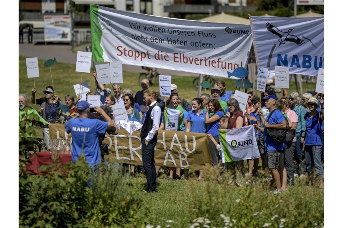 Jetzt wird gebaggert - Startsignal für die Elbvertiefung Natur- und Umweltverbände demonstrieren am Anleger. Sie befürchten verheerende Auswirkungen für die Naturlandschaft Unterelbe und ihre Pflanzen- und Tierwelt. Foto: Axel Heimken