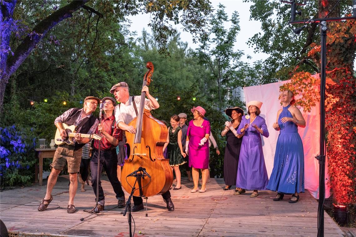Theater Rietenau: Schwäbischer Humor im Stück „Hurra, wir leben!“ Naturkulisse, passende Kostüme und Musik: Hier ist alles stimmig.