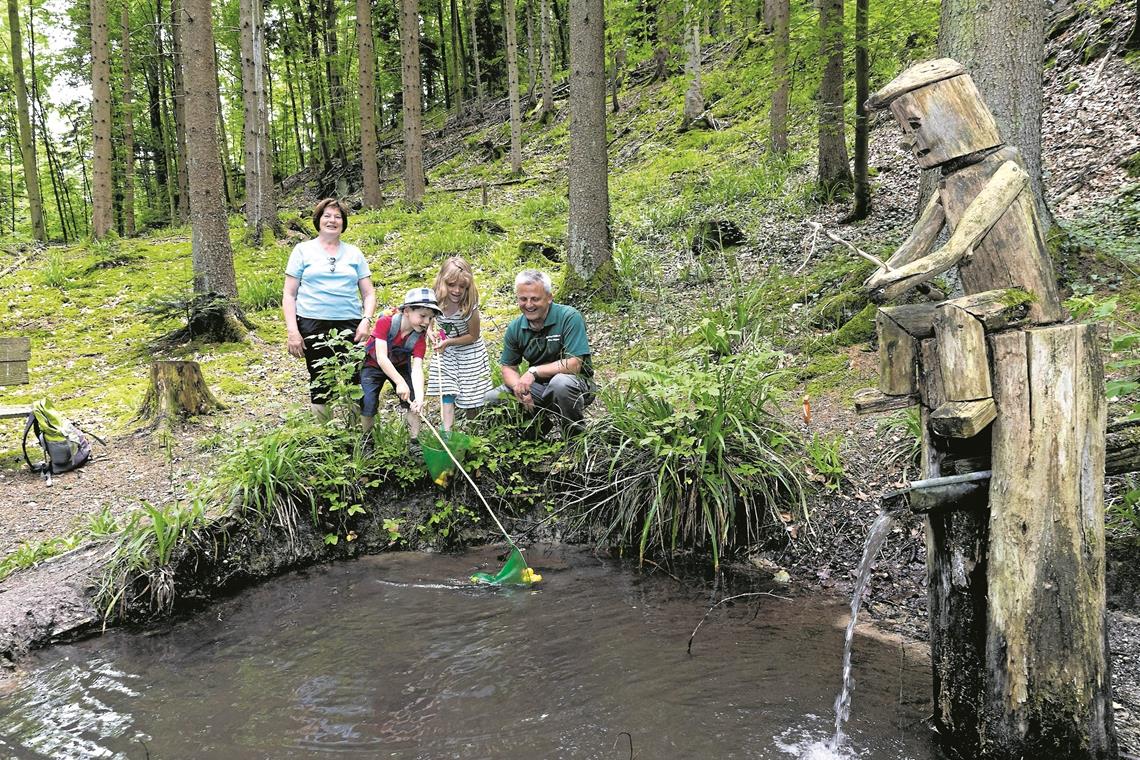 Im Reich der Feen und Froschkönige Naturparkführer Walter Hieber auf Tour mit Ben und Lilly und ihrer Großmutter, hier bei der ersten Station beim Quietschenten-Fang. Foto: J. Fiedler
