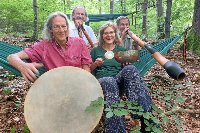 Naturparkführerin Michaela Genthner und die Musikern Andreas Deuschle, Ralph Gaukel und Ronald Waldbüßer laden zum Waldklangbaden nach Althütte ein. Foto: Volker Genthner