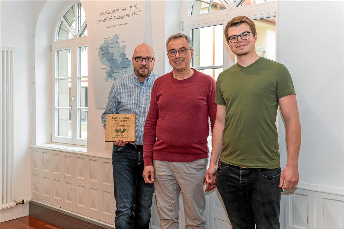 Naturparkgeschäftsführer Karl-Dieter Diemer (Mitte) mit den beiden neuen Projekt- und Teammitgliedern Jens Teufel (links) und Clemens Pleißner. Foto: Stefan Bossow