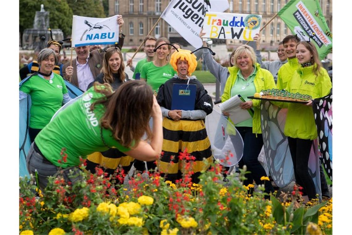 Naturschützer stellen sich zu Beginn einer Unterschriftensammlung für das Volksbegehren zu einem Gruppenbild zusammen. Foto: Marijan Murat/dpa