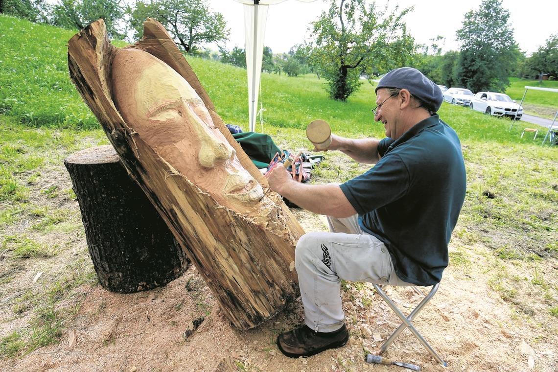 Aus Douglasienholz wird ein Naturwesen