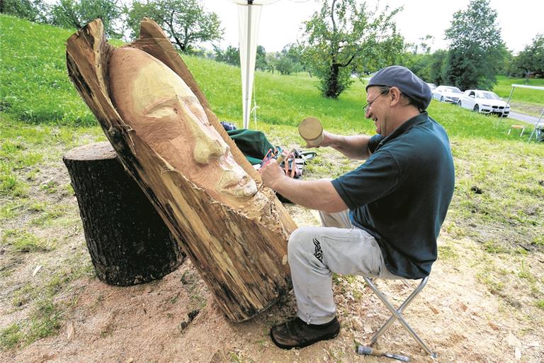 Naturwesen sind ein beliebtes Motiv, mit ihnen verknüpfen die Menschen ganz besondere Bilder und Fantasien: Jo Nagel bei seiner Arbeit auf dem Pfarrgütle in Rietenau. Fotos: A. Becher