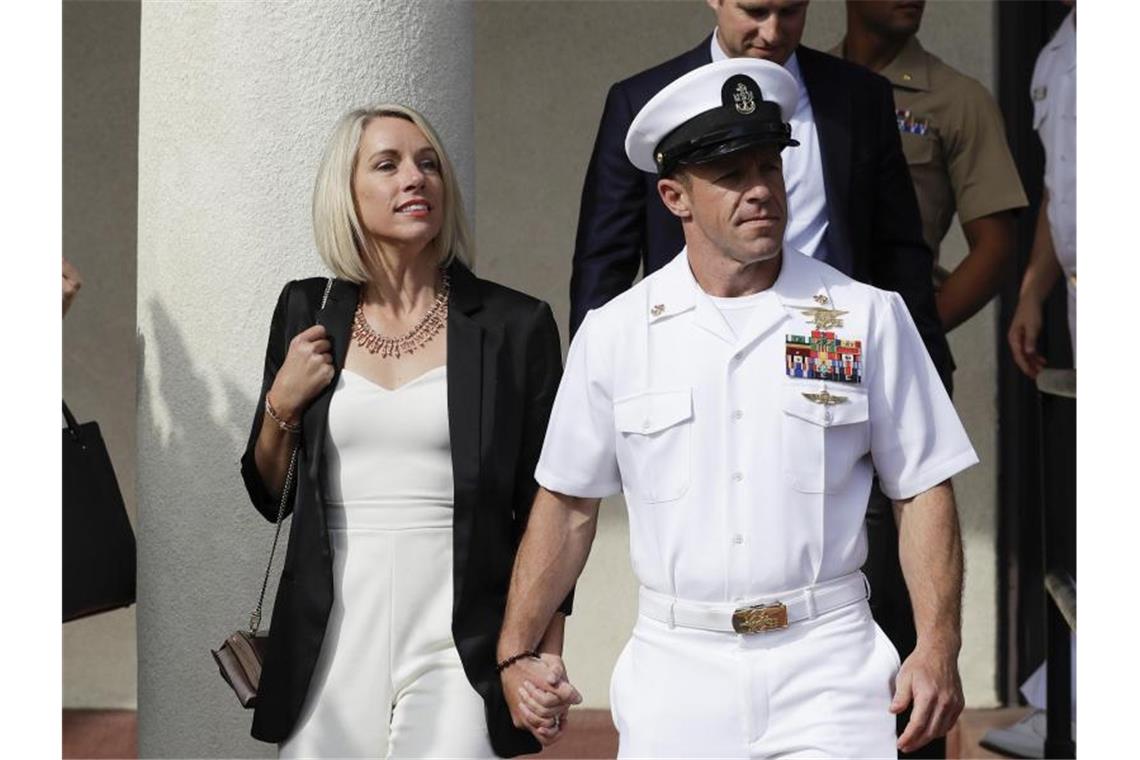 Navy Special Operations Chief Edward Gallagher (m.) mit seiner Frau Andrea Gallagher. Foto: Gregory Bull/AP