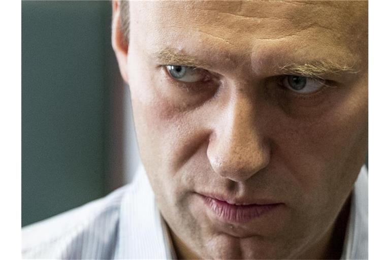Nawalny war am 20. August von einem Flug von Tomsk nach Moskau zusammengebrochen. Foto: Pavel Golovkin/AP/dpa